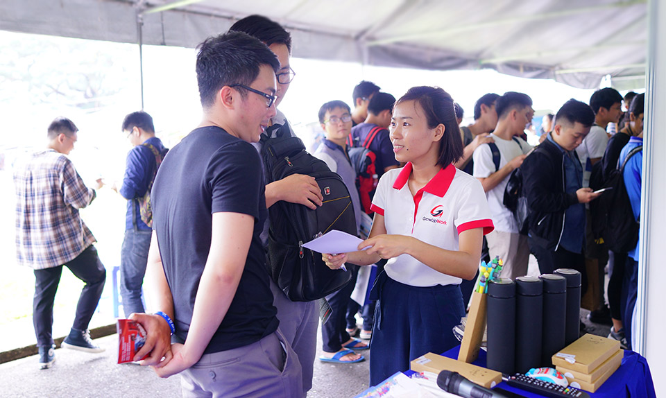 ホーチミン市工科大学での就職説明会CAREER DAY 2019 で就職機会に関するカウンセリング